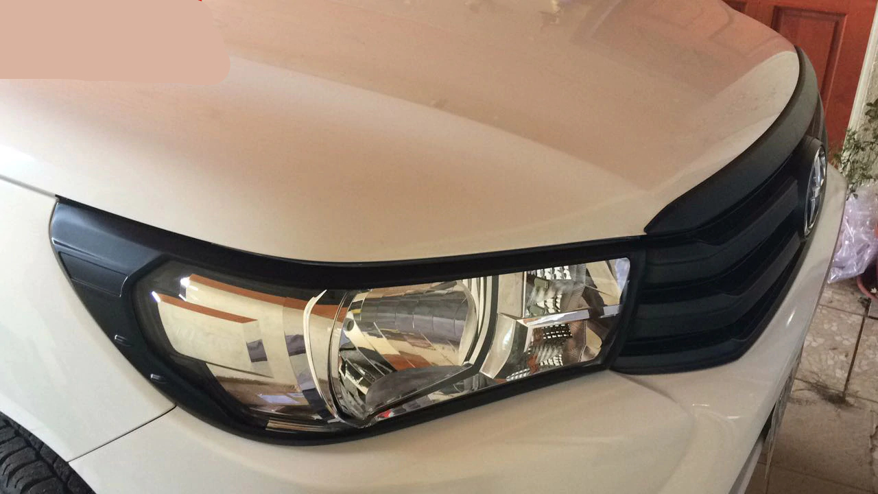 Bộ ốp viền đèn pha Toyota Hilux đen cao cấp 4 bo op vien den pha toyota hilux den cao cap