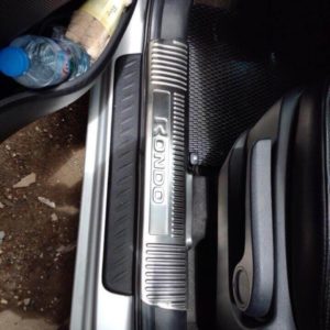 Ốp bậc cửa trong Kia Rondo
