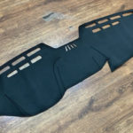 Thảm taplo da vân cacbon Mercedes C 2015