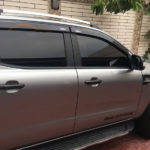 Vè che mưa Ford Ranger đen Thái Lan